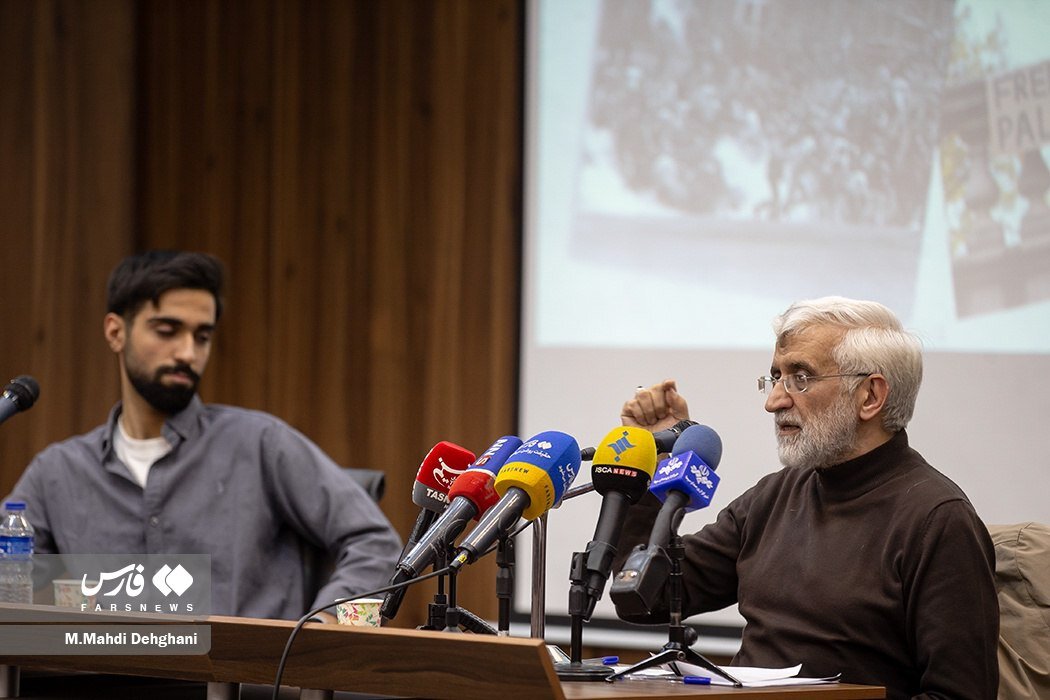 تصاویری ار تیپ دهه شصتی سعید جلیلی در یک دانشگاه