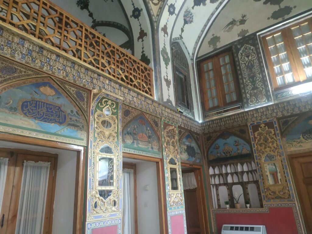آشنایی با خانه تاریخی «هارونیه» در اصفهان/ از تلفیق هنرمندانه نقاشی و معماری تا «پرترههای قاجری» و «چشم و نظر»
