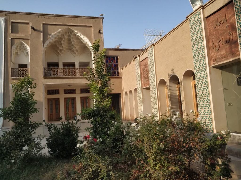 آشنایی با خانه تاریخی «هارونیه» در اصفهان/ از تلفیق هنرمندانه نقاشی و معماری تا «پرترههای قاجری» و «چشم و نظر»