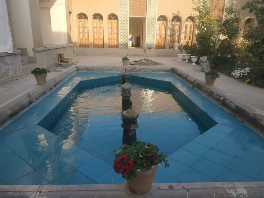 آشنایی با خانه تاریخی «هارونیه» در اصفهان/ از تلفیق هنرمندانه نقاشی و معماری تا «پرترههای قاجری» و «چشم و نظر»