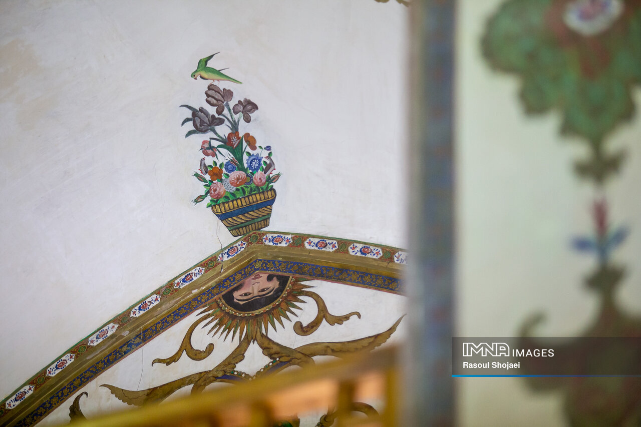 آشنایی با خانه تاریخی «هارونیه» در اصفهان/ از تلفیق هنرمندانه نقاشی و معماری تا «پرترههای قاجری» و «چشم و نظر»
