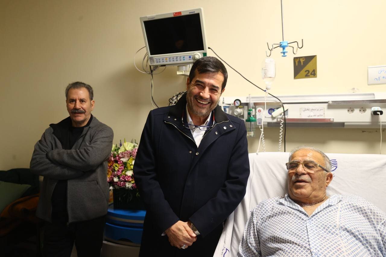 عکس | وزیر ورزش بر بالین اسطوره استقلال