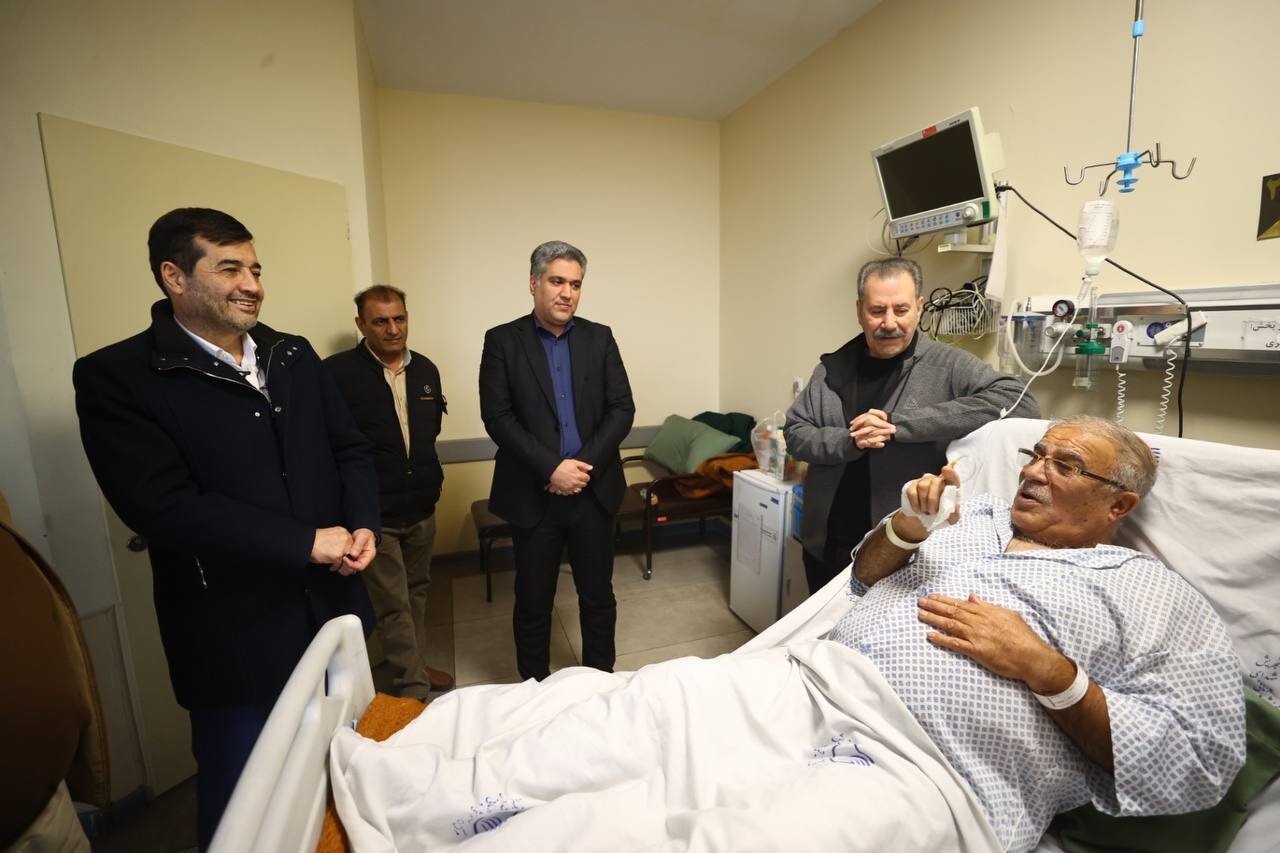 عکس | وزیر ورزش بر بالین اسطوره استقلال