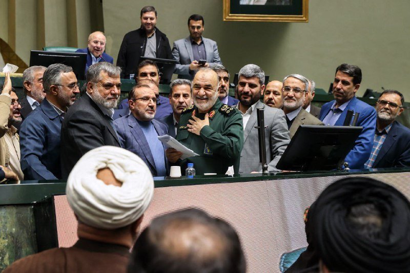 عکسی از تجمع نمایندگان در اطراف فرمانده کل سپاه /بوسه سردار بر پیشانی سردار