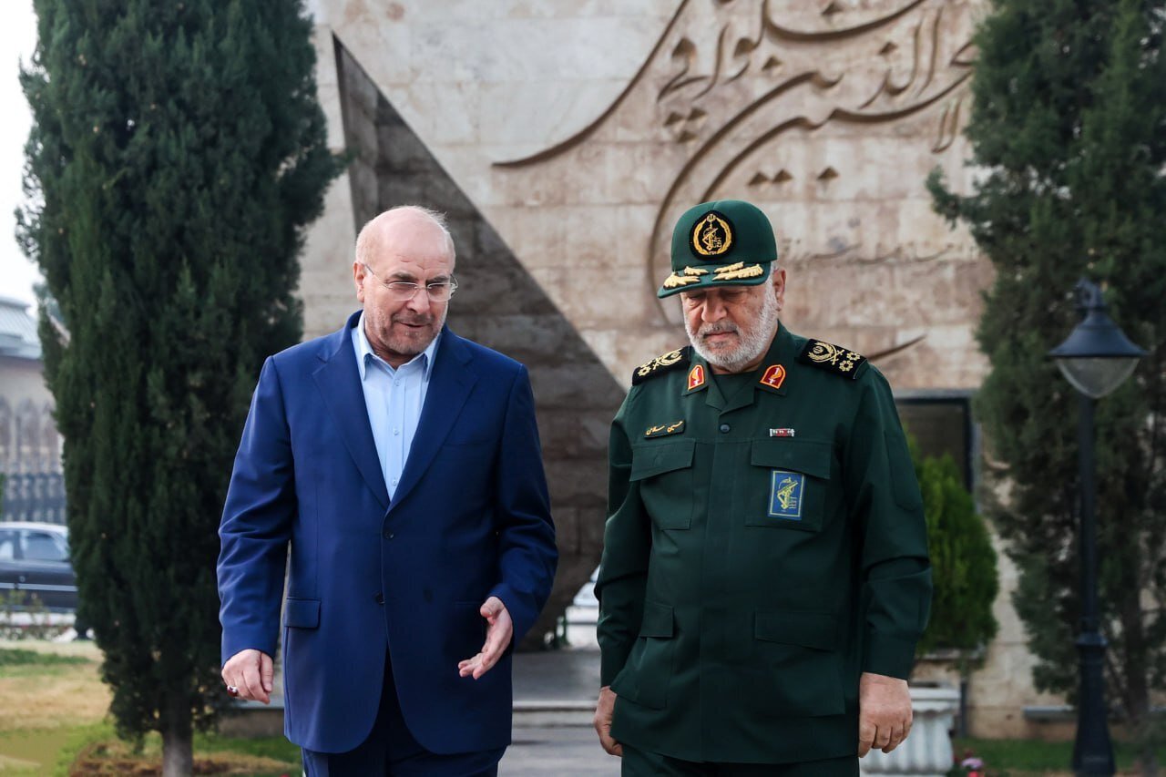 عکسی از تجمع نمایندگان در اطراف فرمانده کل سپاه /بوسه سردار بر پیشانی سردار