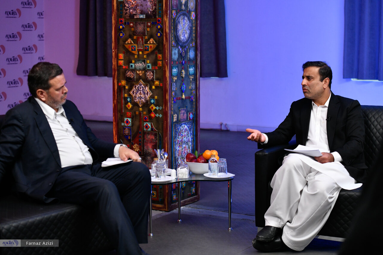 قانون حجاب در «کافه خبر»/معینالدین سعیدی: با یک تار موی زنان، عرش خدا به لرزه در نمیآید/عنابستانی: جریمه بیحجابی سنگین است تا پولدارها رعایت کنند