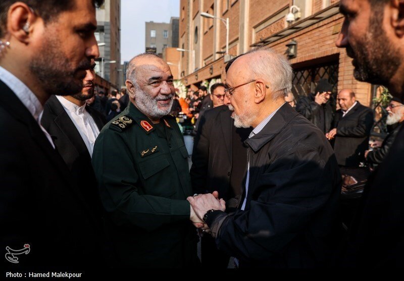 خوش و بش علی اکبر صالحی با فرمانده کل سپاه/ عراقچی و معاون پارلمانی پزشکیان در مراسم ختم مادر نماینده مجلس+تصاویر