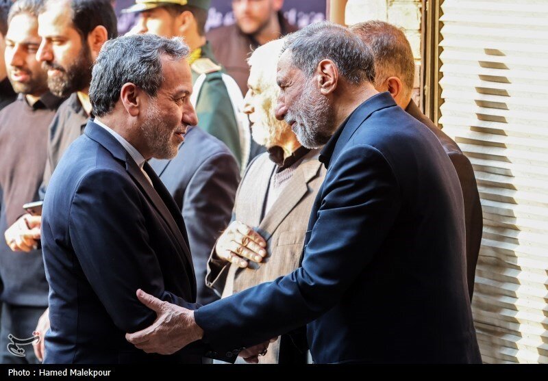 خوش و بش علی اکبر صالحی با فرمانده کل سپاه/ عراقچی و معاون پارلمانی پزشکیان در مراسم ختم مادر نماینده مجلس+تصاویر