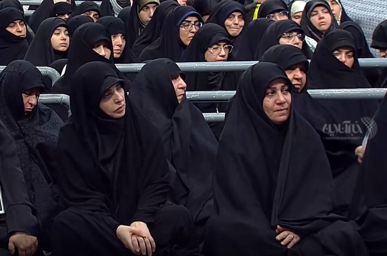 عکس | اشکهای یک زن ایرانی حین سخنرانی امروز رهبر انقلاب درباره سوریه و مدافعین حرم