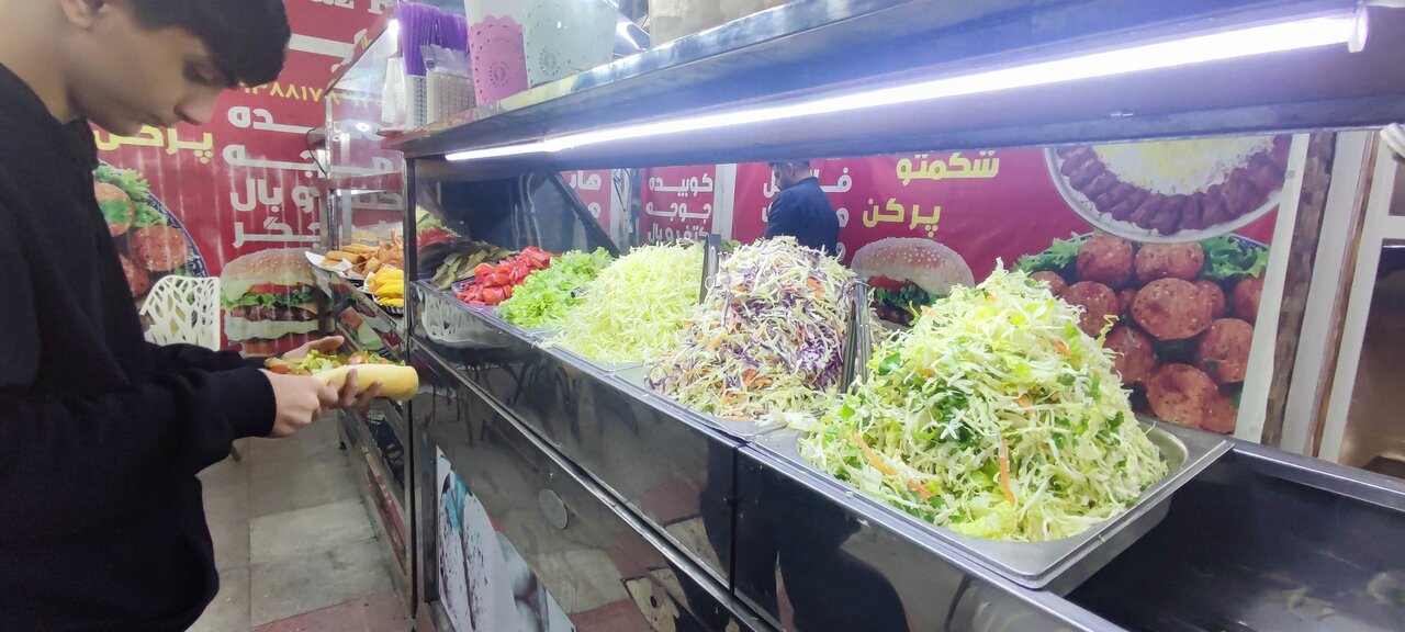گزارش تصویری از لشکرآباد اهواز؛ خیابان فلافل و سمبوسه و کباب