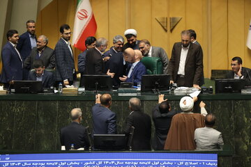 تنش در مجلس / قالیباف به منادی سفیدان: سر و صدا نکن و بنشین آنجا / فقط دنبال این هستی کلیپ پر کنی بدهی بیرون / اجازه چنین کارهایی را نمی دهم