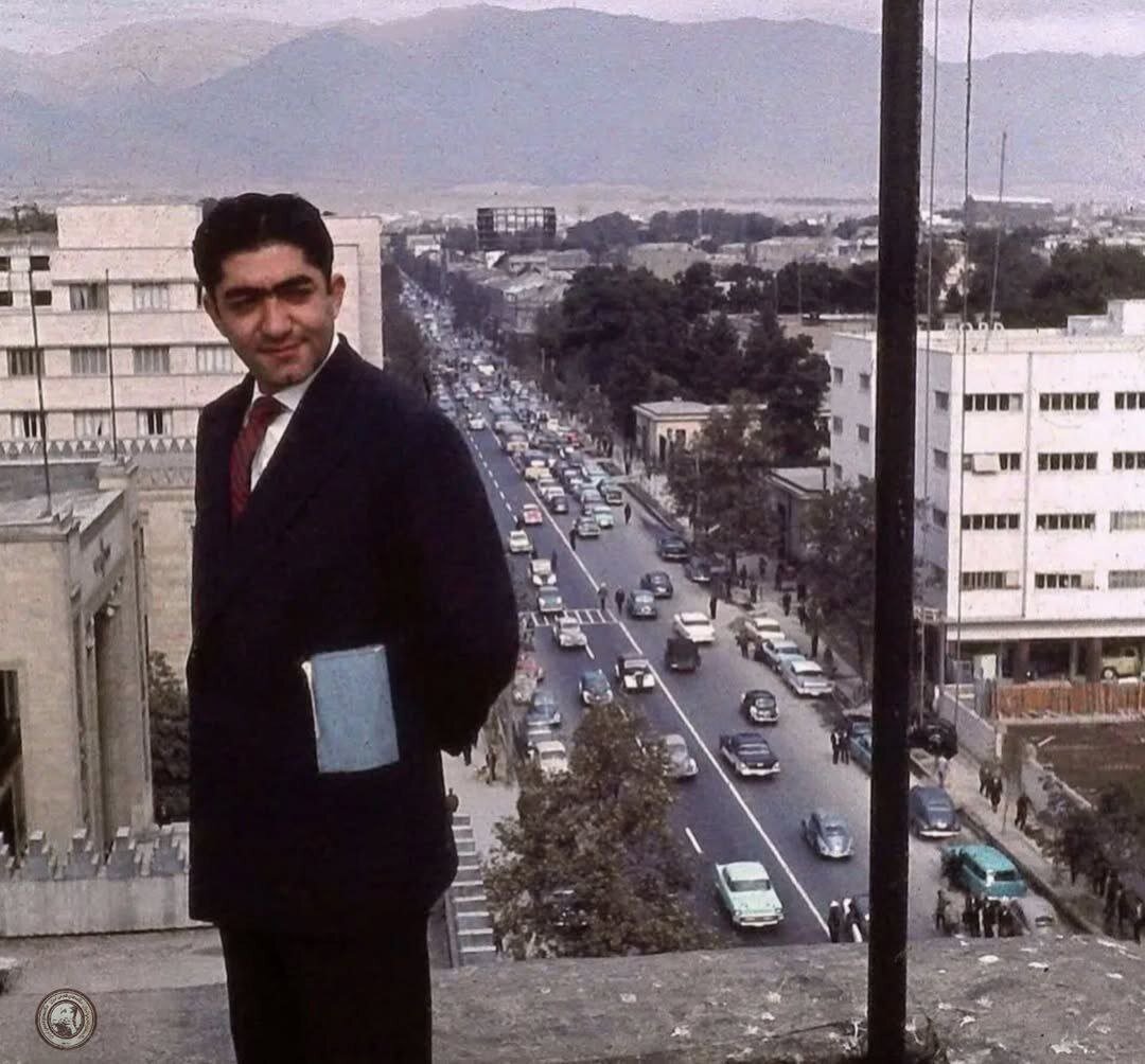 عکس | عزت‌الله انتظامی روی بام فروشگاه فردوسی، سال ۱۳۳۷