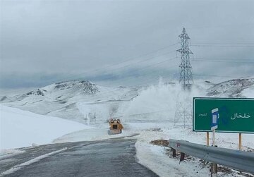 کولاک و بارش برف این جاده را مسدود کرد