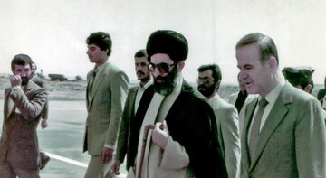 تنها فرمانده رسمی نظامی در سفر رهبری به سوریه که بود؟/  پیرمرد سوری پوتین‌های او را بوسید