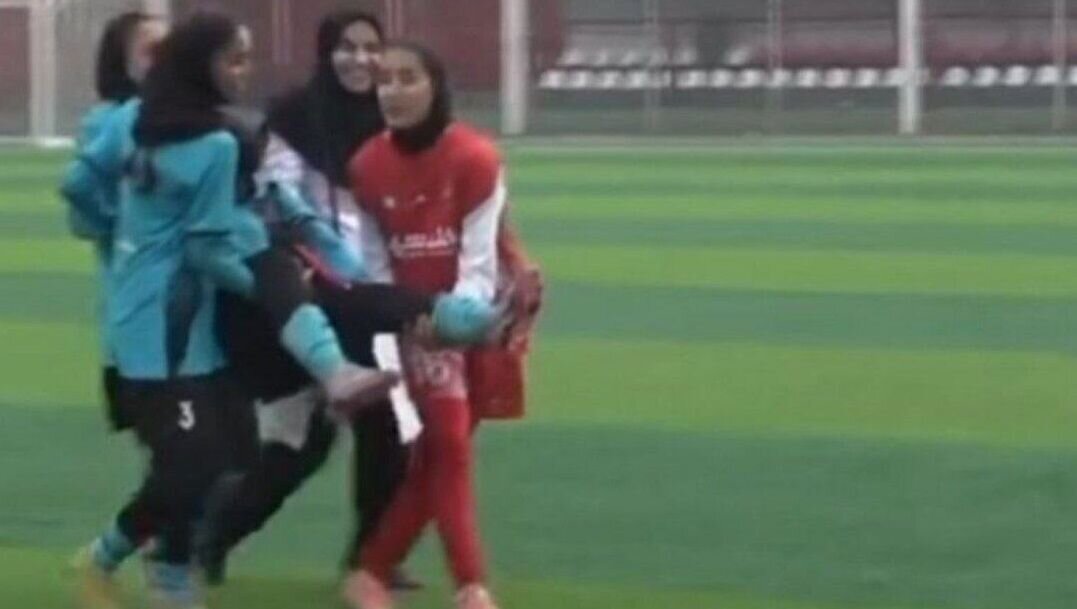 عکس یک تصویر جنجالی از بازی زنان پرسپولیس؛ هم تیمیها در نقش برانکارد!