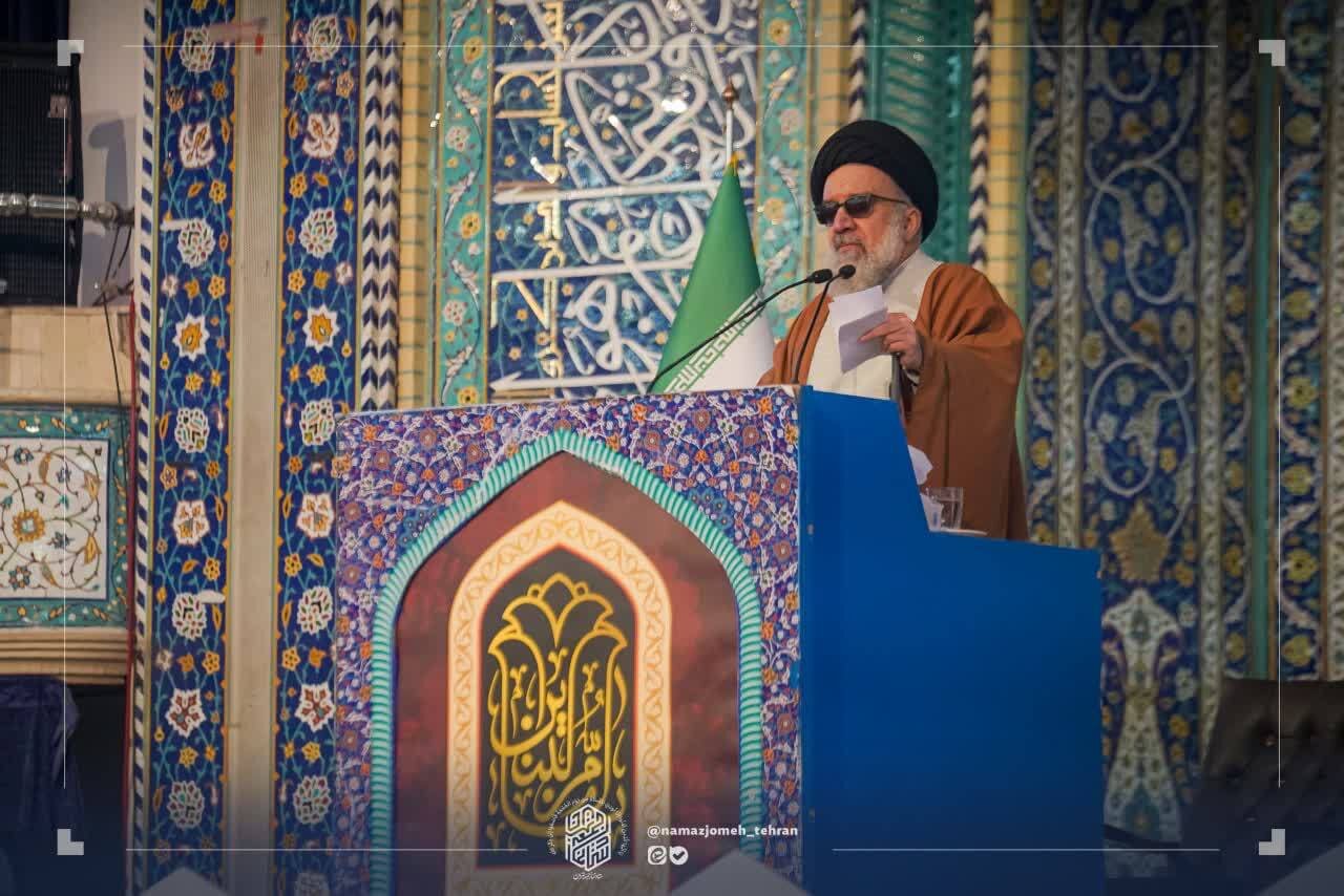 خاتمی با عینک آفتابی نماز جمعه را اقامه کرد+ عکس