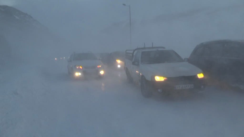 گرفتار شدن بیش از ۱۰۰ خودرو در برف/ عکس