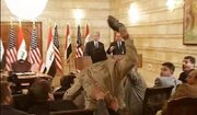 ببینید | حمله خبرنگار عراقی با لنگه کفش به رئیس جمهور آمریکا!