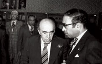 هویدا با حزب رستاخیز مخالف بود