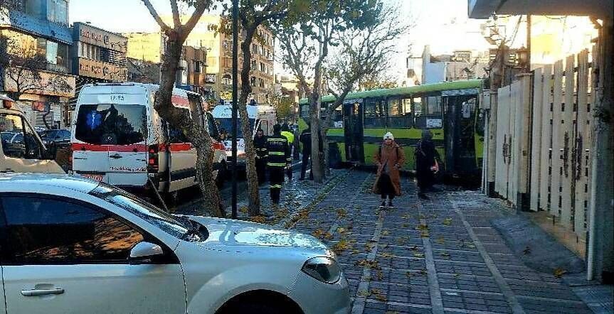 برخورد اتوبوس با ساختمان مسکونی در تهران/ عکس