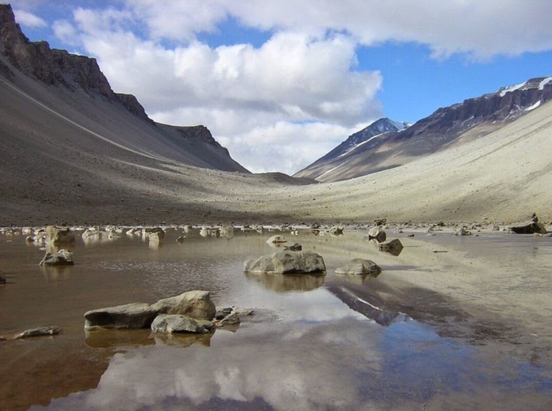 آبگیری که با سرمای بیش از منفی ۵۰ درجه هم یخ نمیزند/ عکس