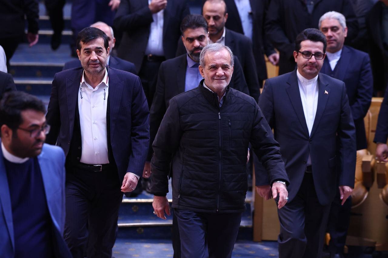 عکس| پزشکیان وارد گود زورخانه میشود!