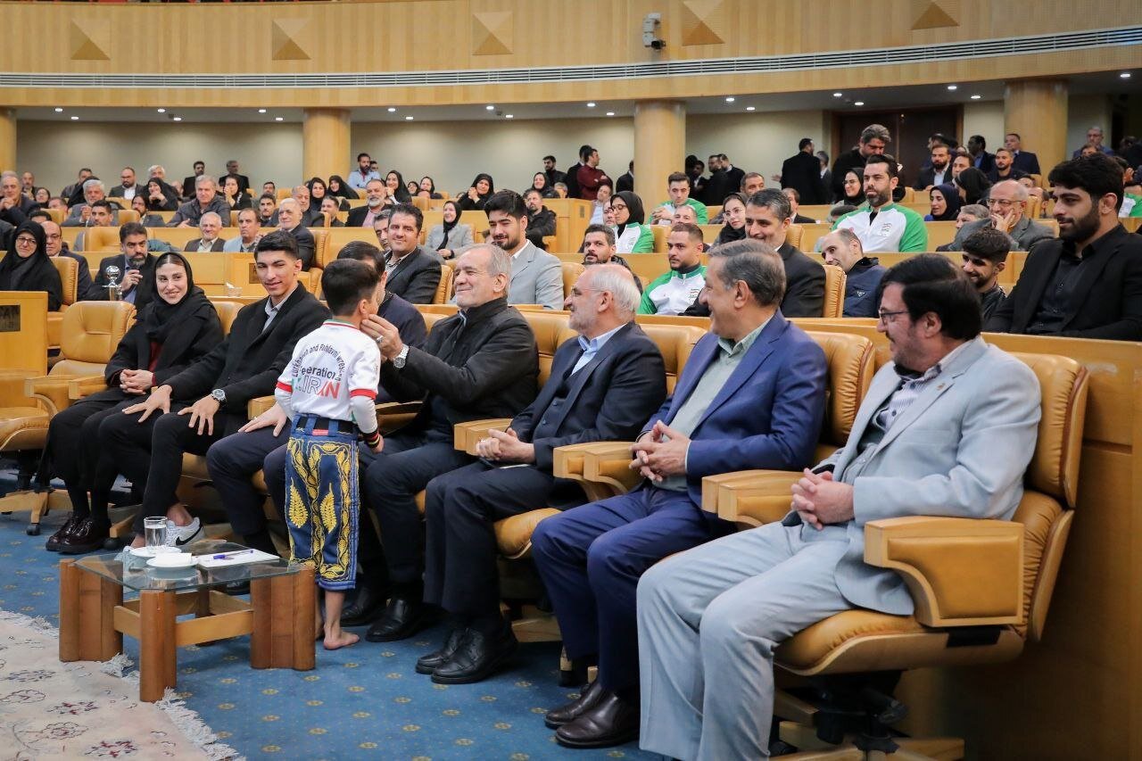 عکس | احوالپرسی رئیس جمهور با یک کودک!