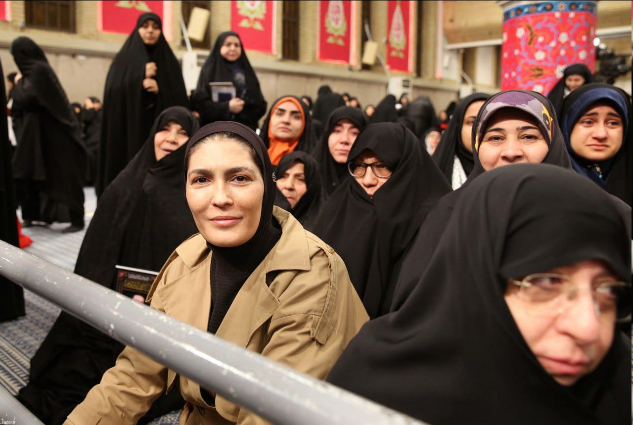 عکس| الهه منصوریان در دیدار با رهبر انقلاب