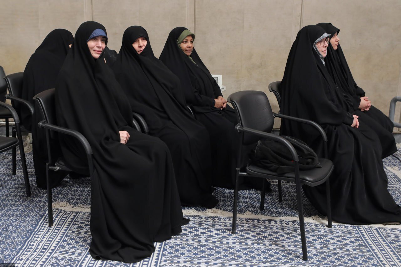 عکسی از معاون زنان دولت قبل در دیدار امروز رهبری/ الهام چرخنده هم آمد