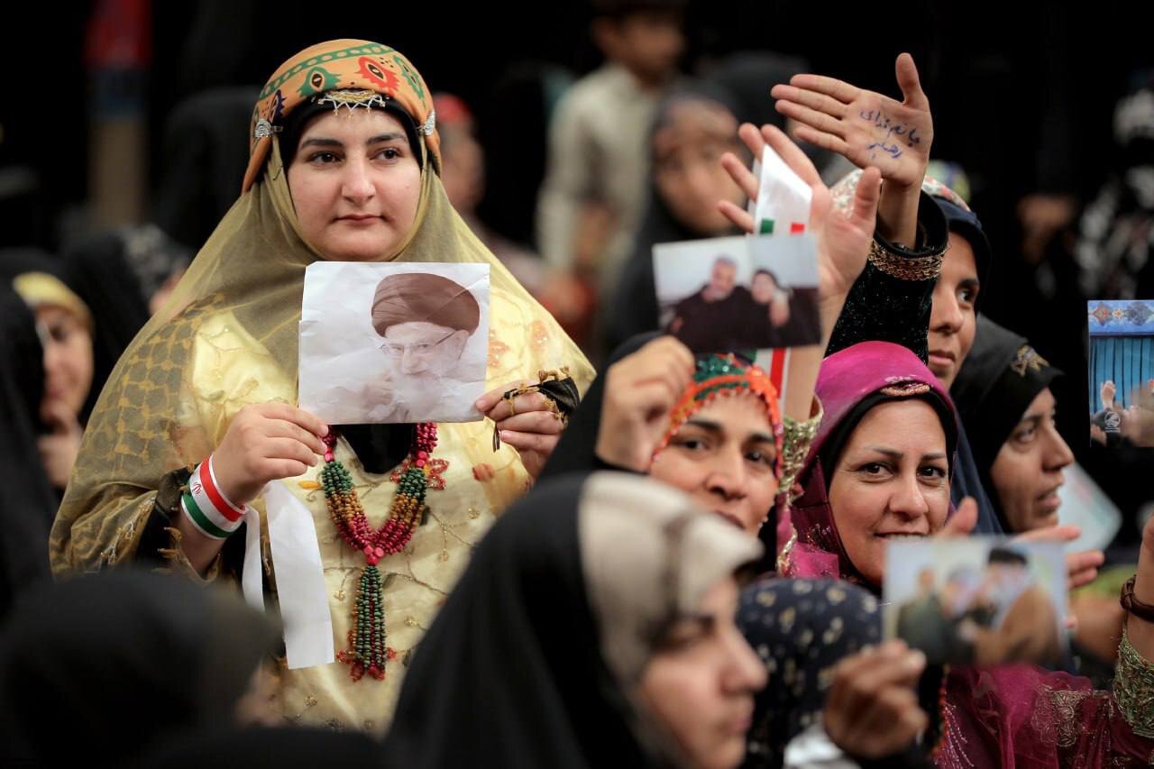 تصاویری از زنان با لباس محلی در بیت رهبری