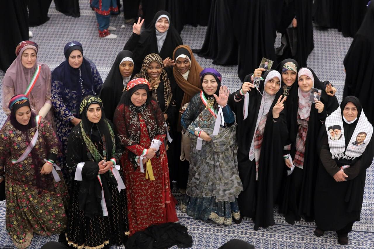 تصاویری از زنان با لباس محلی در بیت رهبری