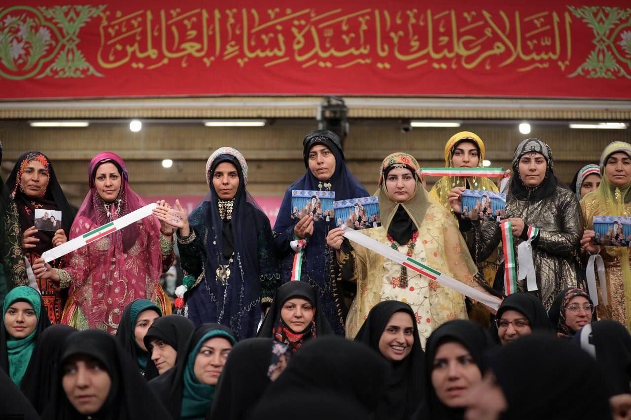 تصاویری از زنان با لباس محلی در بیت رهبری