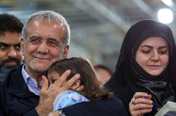 عکس | دلداری دادن دختر پزشکیان به رئیس جمهور بعد از بغض و گریه پدرش در فراق همسر عکس | دلداری دادن دختر پزشکیان به رئیس جمهور بعد از بغض و گریه پدرش در فراق همسر