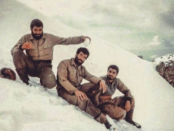 برف بازی جانانه سردار سلیمانی/ انگار نه انگار داشتند برای یک عملیات برونمرزی می رفتند+ عکس