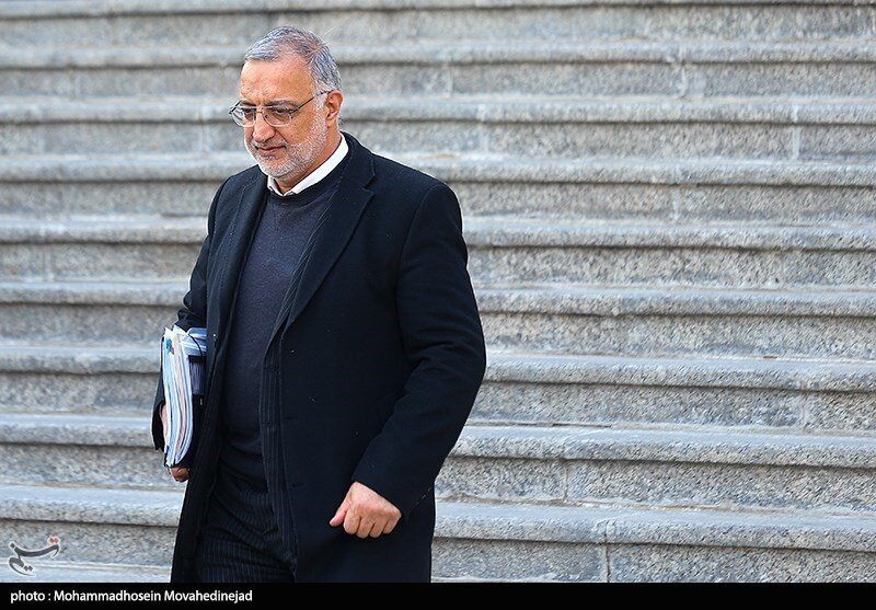 معمای بقای زاکانی در شهرداری تهران؛ بماند یا برود؟/ «صرف بودجه برای هزاران بیلبورد سیاسی»/ «هیچ دورهای تهران آنقدر شبیه عکسهای زمان قاجار نشده بود»