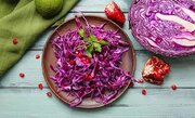 برای مهمانی پاییزی چه سالادی درست کنیم؟ دستور سالاد کلم و انار