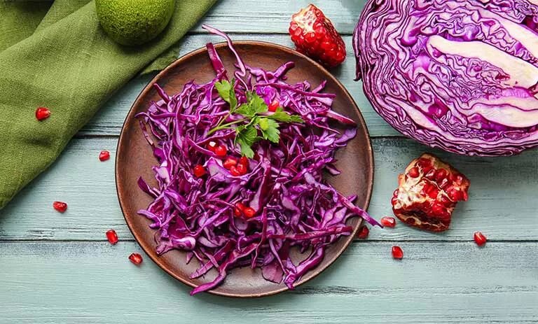 برای مهمانی پاییزی چه سالادی درست کنیم؟ دستور سالاد کلم و انار