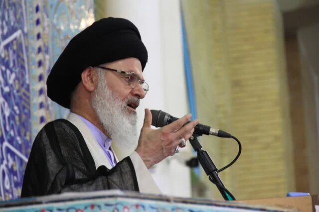 امام جمعه تبریز: بدون روحانیت امکان پیشروی مکتب اهل بیت وجود ندارد/ امام جمعه قم: ذره‌ای از غنی سازی کوتاه نخواهیم آمد