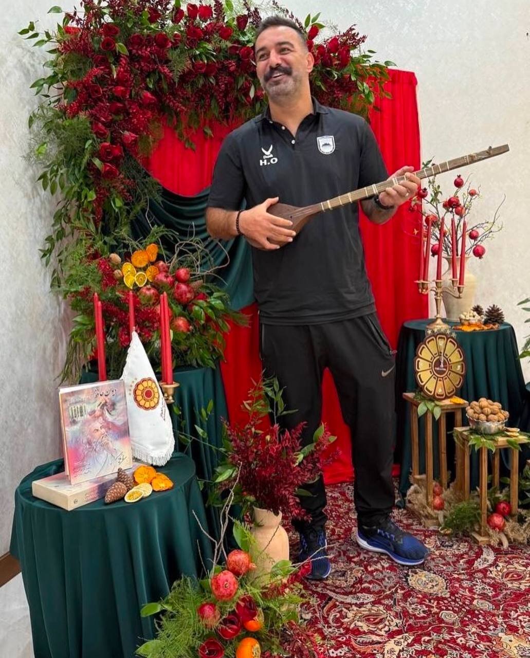 عکس | ژست بامزه بچهغول در شب یلدا