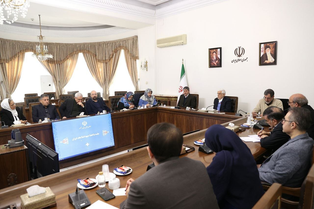 تصاویری از دیدار عارف با هیأت رئیسه جبهه اصلاحات/ محسن آرمین و شکوری راد هم بودند