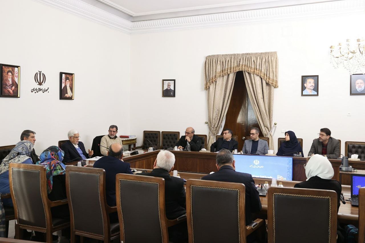 تصاویری از دیدار عارف با هیأت رئیسه جبهه اصلاحات/ محسن آرمین و شکوری راد هم بودند