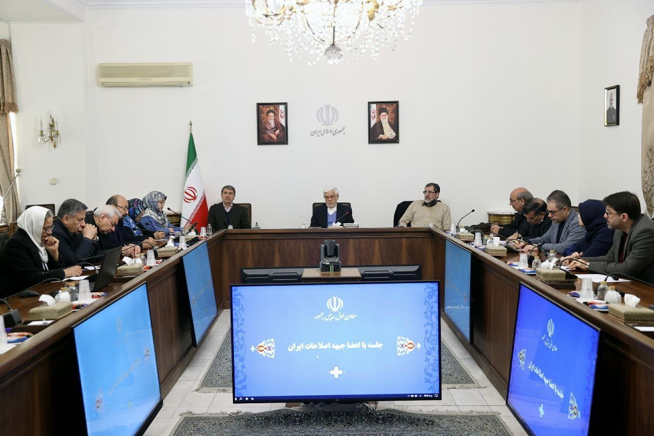 تصاویری از دیدار عارف با هیأت رئیسه جبهه اصلاحات/ محسن آرمین و شکوری راد هم بودند