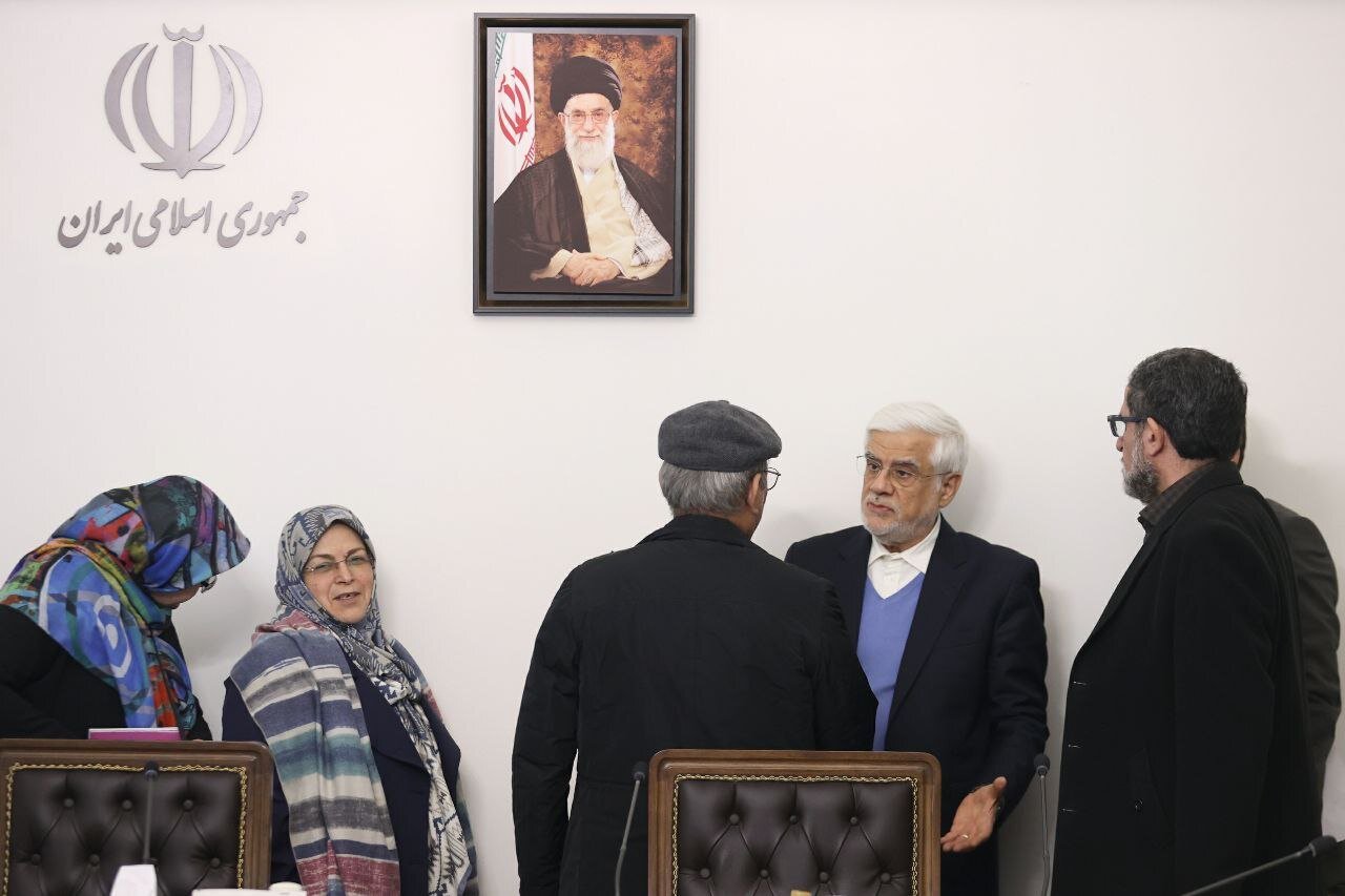 تصاویری از دیدار عارف با هیأت رئیسه جبهه اصلاحات/ محسن آرمین و شکوری راد هم بودند