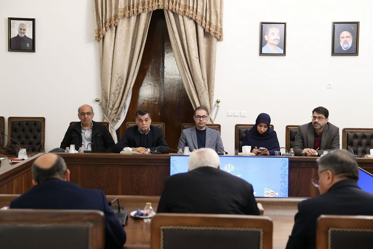 تصاویری از دیدار عارف با هیأت رئیسه جبهه اصلاحات/ محسن آرمین و شکوری راد هم بودند