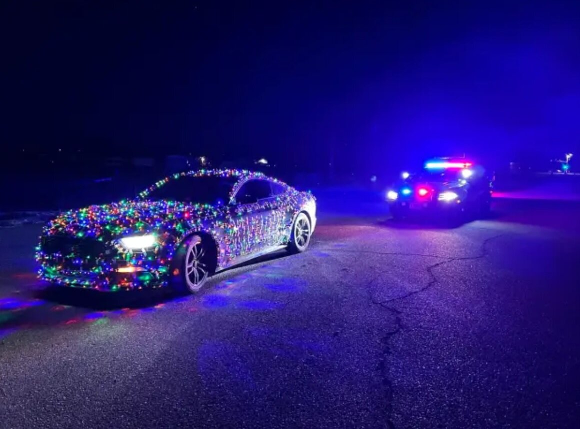 توقیف خودرویی که با لامپهای ریسهای تزیین شده بود/ عکس