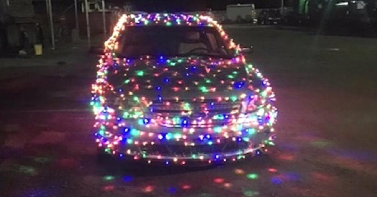 توقیف خودرویی که با لامپهای ریسهای تزیین شده بود/ عکس