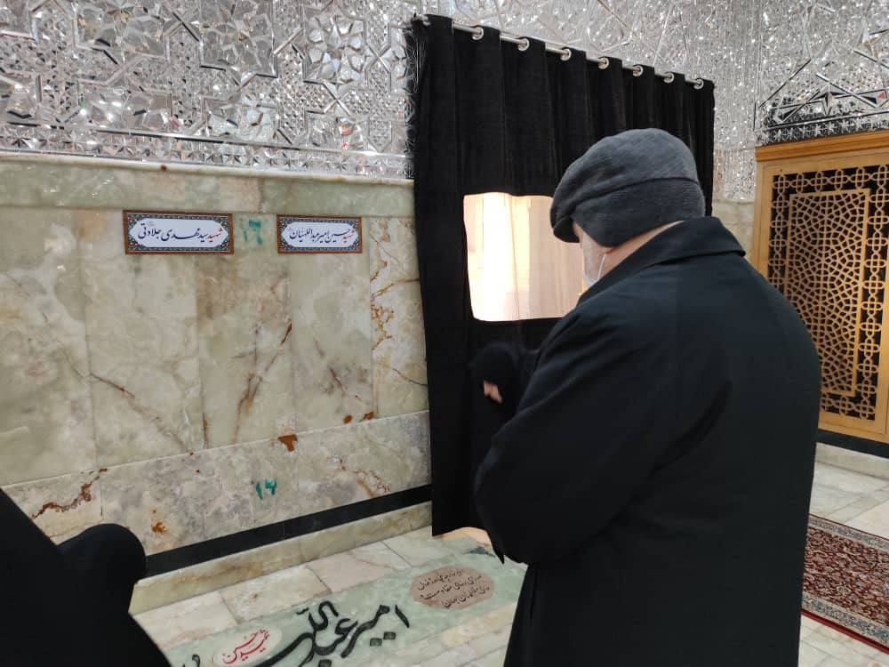 تصویری از ظریف بر سر مزار مرحوم امیرعبداللهیان در حرم شاهعبدالعظیم(ع)