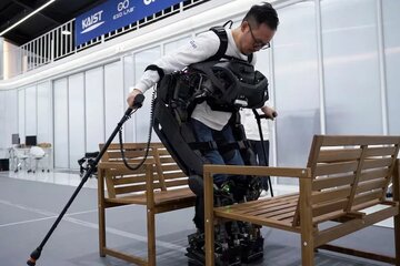 فناوری جدید به افراد فلج اجازه راه رفتن میدهد / عکس