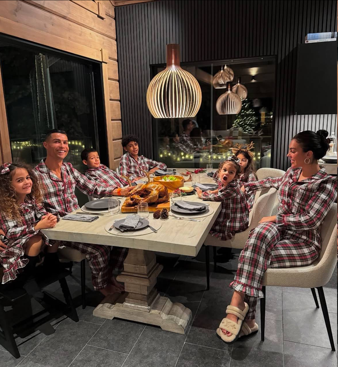 عکس| رونالدو و جورجینا با پیژامههای ایرانی!