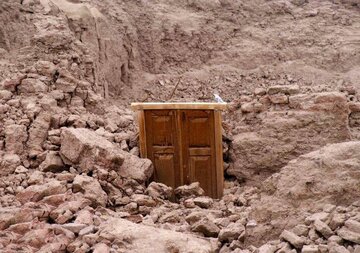 عکس | ملکه اردن در بازگشت از ملاقات با خانوادههای قربانیان زلزله بم عکس | ملکه اردن در بازگشت از ملاقات با خانوادههای قربانیان زلزله بم